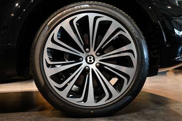 Bentley Bentayga V8 Azure — photo 46