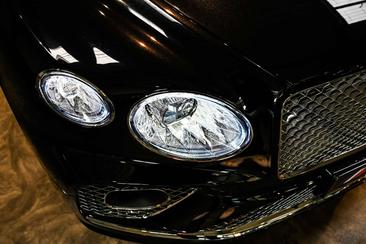 Bentley Bentayga V8 Azure — photo 47