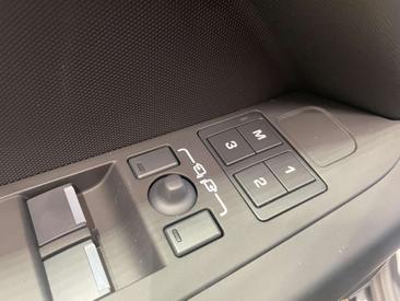 Land Rover Defender 110 D250 Hard Top X-Dynamic SE — photo 11