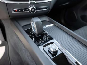 Volvo XC60 B4 Core — photo 10