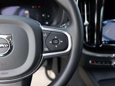Volvo XC60 B4 Core — photo 11