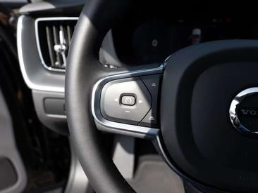 Volvo XC60 B4 Core — photo 12