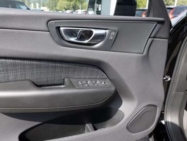 Volvo XC60 B4 Core — photo 16