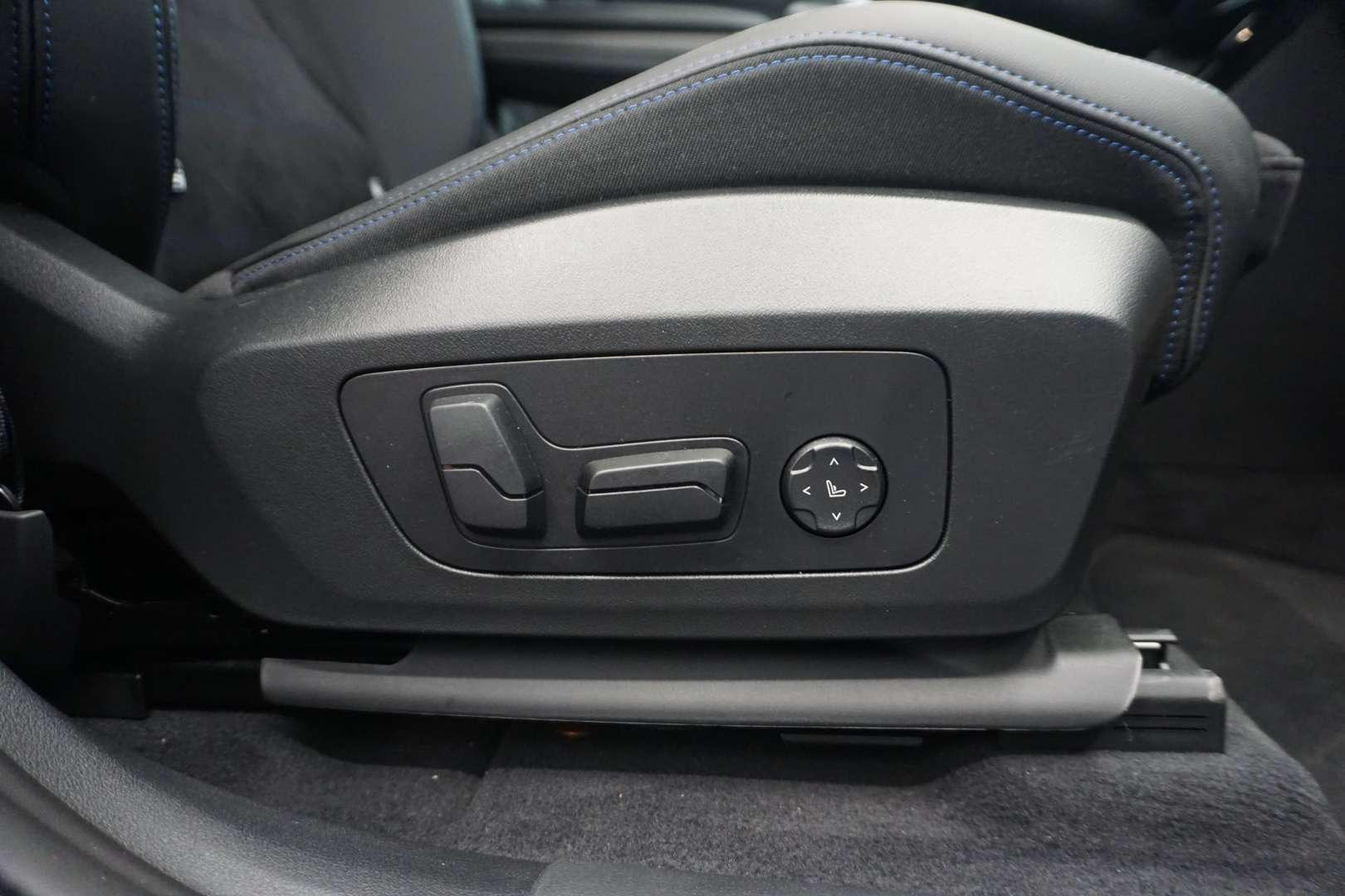 BMW IX1 XDrive30 - 2026 - Joinsteer - #5