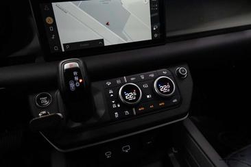 Land Rover Defender 110 P400e S — photo 34