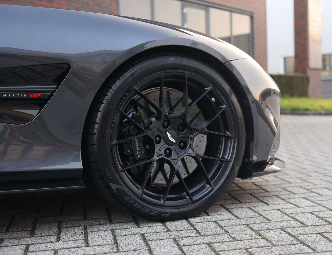 Aston Martin Vanquish Coupé 5.2 V12 Q Epsilon Black - 2024 - Joinsteer - #13