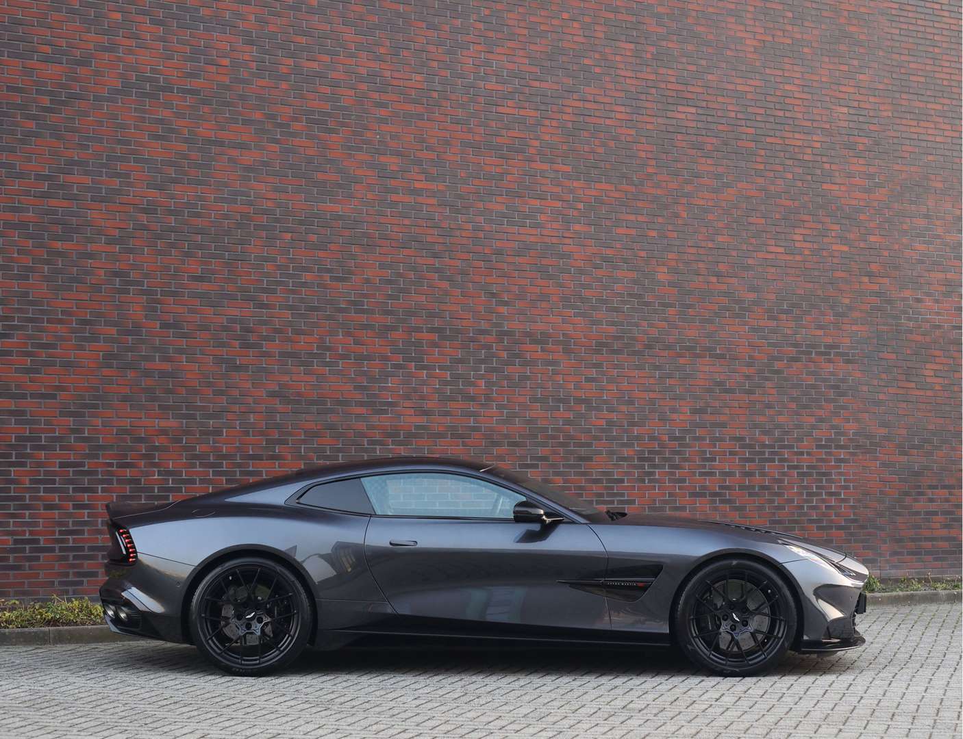 Aston Martin Vanquish Coupé 5.2 V12 Q Epsilon Black - 2024 - Joinsteer - #28
