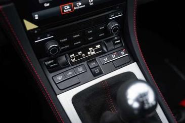 Porsche 718 Cayman GT4 — photo 20