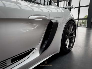 Porsche 718 Cayman GT4 — photo 10