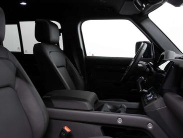 Land Rover Defender 110 Dynamic SE Edition 2.0 P300e — photo 13