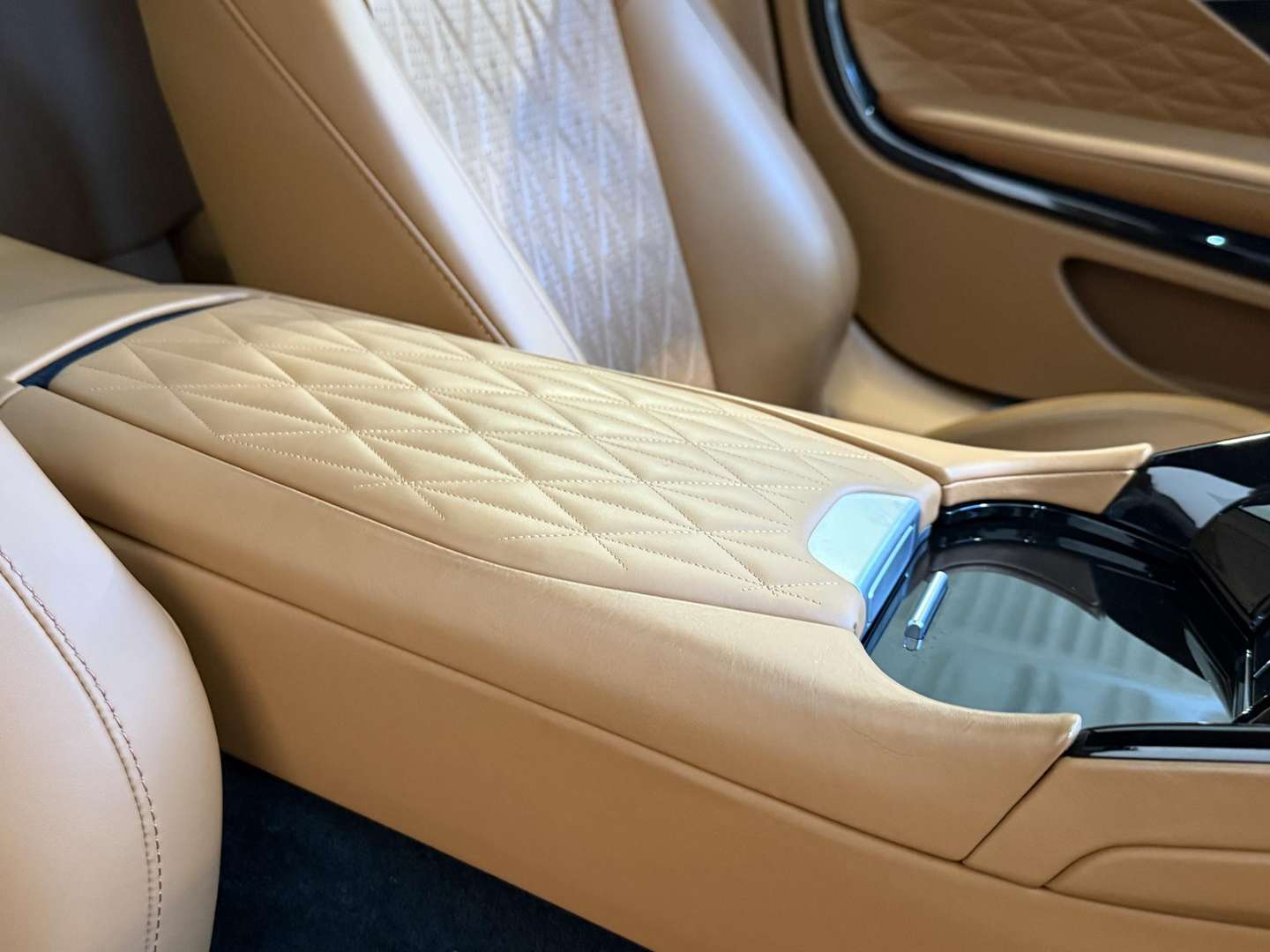 Aston Martin DB12 Coupé 4.0 V8 - 2024 - Joinsteer - #21