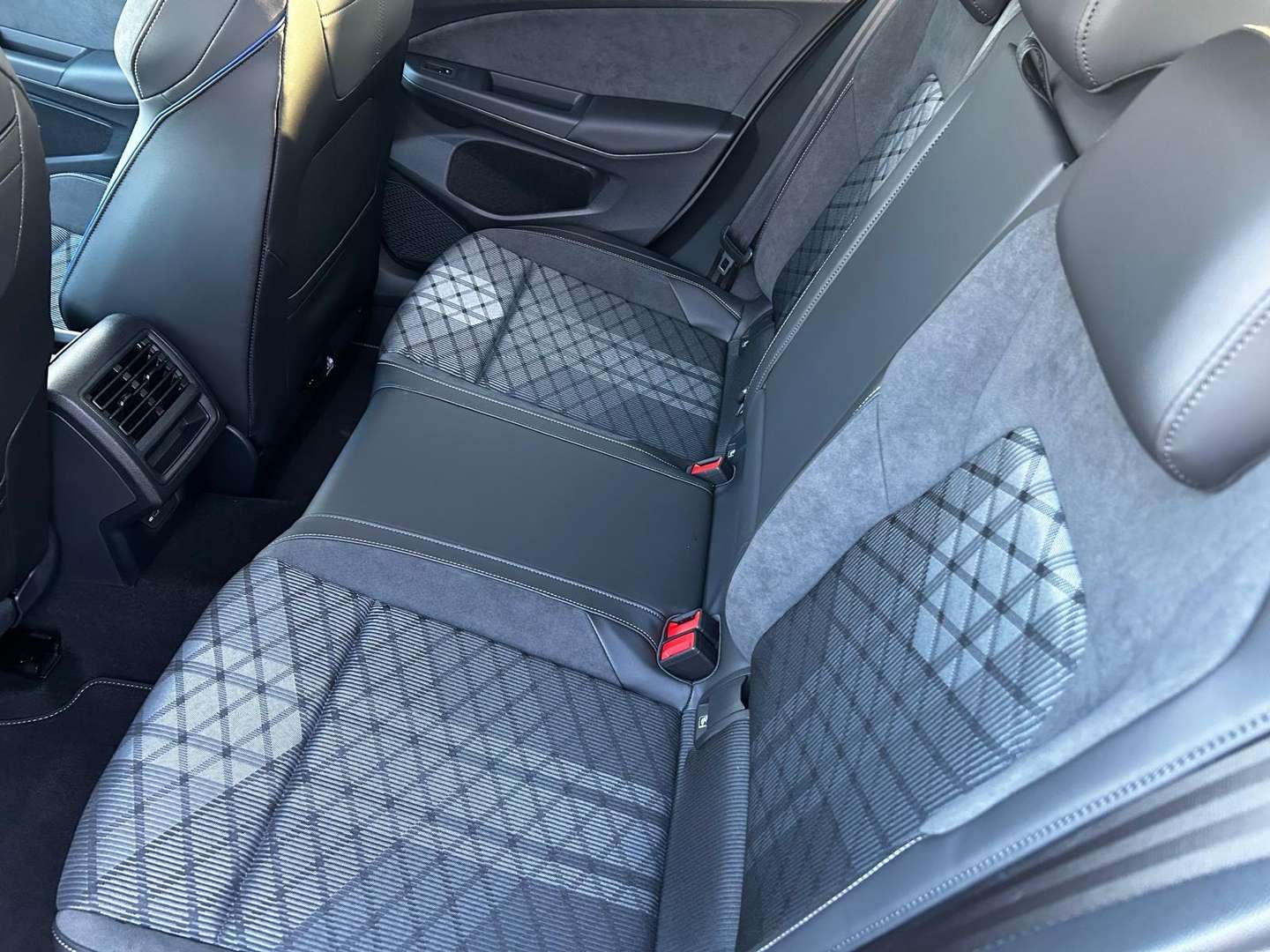 Volkswagen Golf R-Line - 2026 - Joinsteer - #11