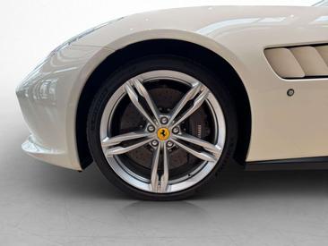 Ferrari GTC4Lusso — photo 9
