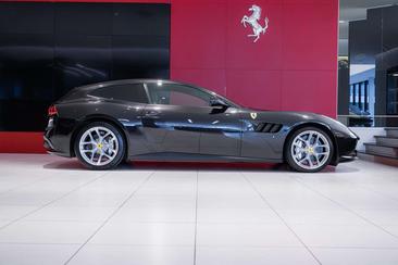 Ferrari GTC4Lusso — photo 22