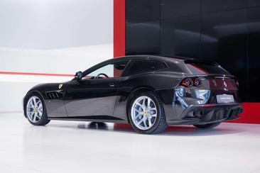 Ferrari GTC4Lusso — photo 26