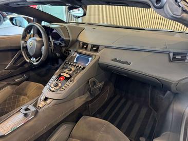 Lamborghini Aventador Roadster — photo 18