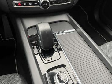 Volvo XC60 B4 Core — photo 11