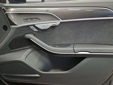 Audi A8 L 60 TFSI E — photo 17