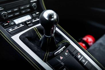 Porsche 718 Cayman GT4 — photo 14