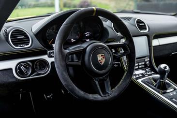 Porsche 718 Cayman GT4 — photo 17