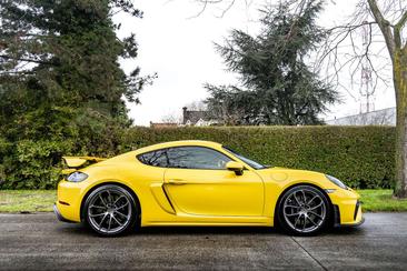 Porsche 718 Cayman GT4 — photo 23