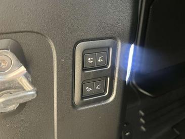 Land Rover Defender 110 D250 X-Dynamic SE — photo 8