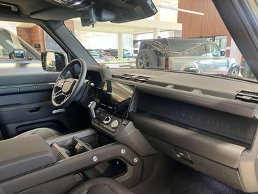 Land Rover Defender 110 D250 X-Dynamic SE — photo 11