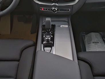 Volvo XC60 B5 R-Design — photo 9