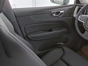 Volvo XC60 B5 R-Design — photo 10