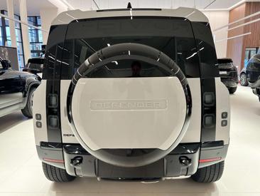 Land Rover Defender 110 D250 X-Dynamic SE — photo 5