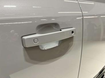 Land Rover Defender 110 D250 X-Dynamic SE — photo 8