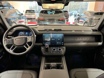 Land Rover Defender 110 D250 X-Dynamic SE — photo 9