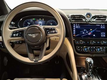 Bentley Bentayga V8 Azure — photo 4