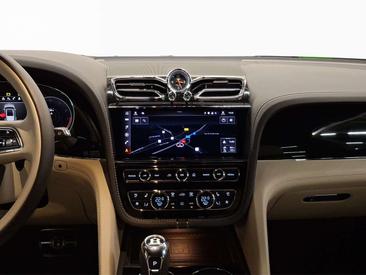 Bentley Bentayga V8 Azure — photo 8