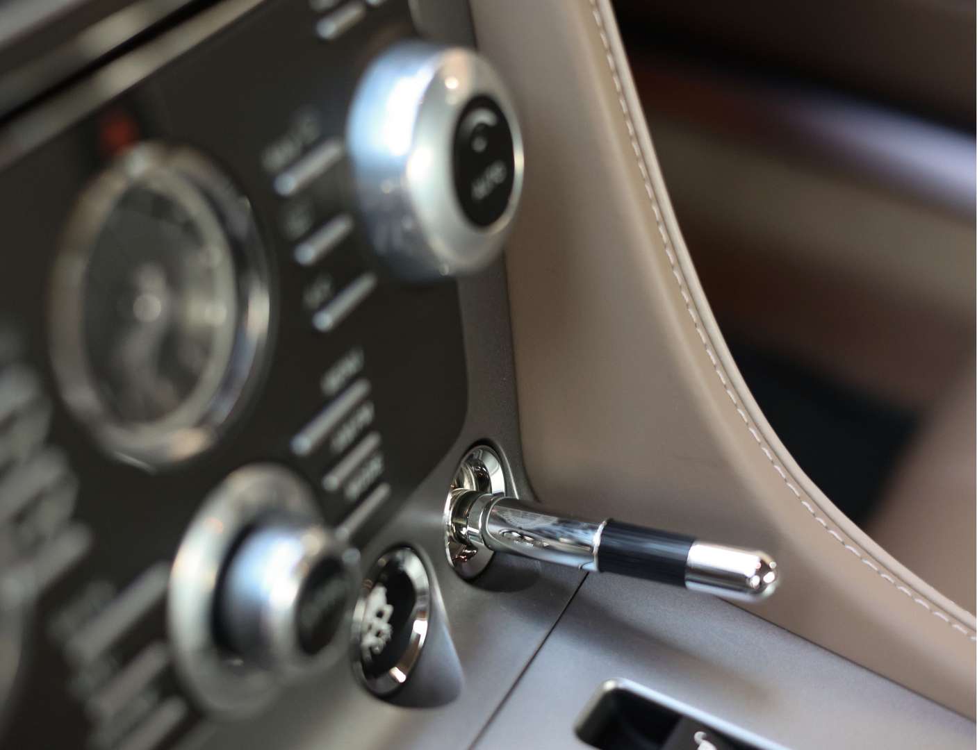 Aston Martin DB9 5.9 V12 Touchtronic - 2015 - Joinsteer - #38