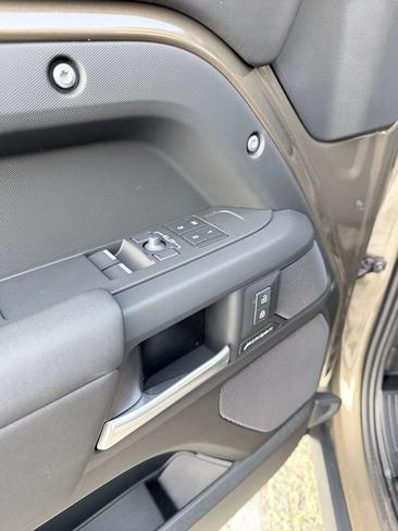 Land Rover Defender 90 D250 X-Dynamic SE — photo 8