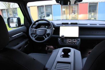 Land Rover Defender 110 X-Dynamic SE 3.0 D D200 — photo 13