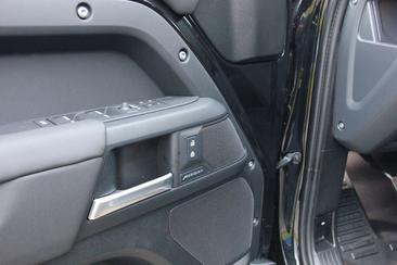 Land Rover Defender 110 X-Dynamic SE 3.0 D D200 — photo 16