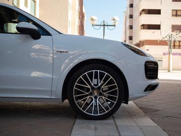Porsche Cayenne III E-Hybrid Platinum Edition — photo 8