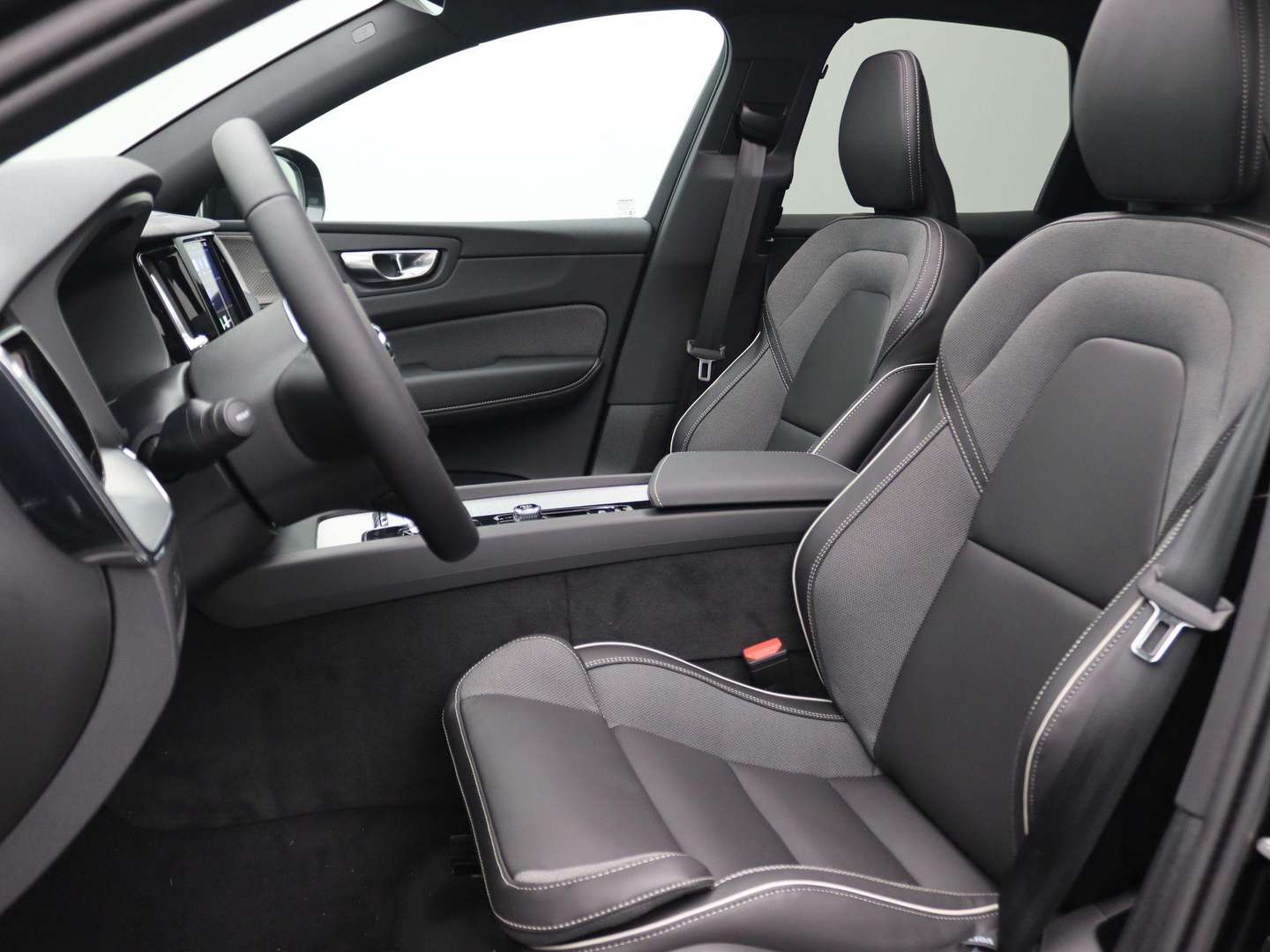 Volvo XC60 T6 Plug-in Hybrid AWD Plus Black Edition - 2025 - Joinsteer - #4