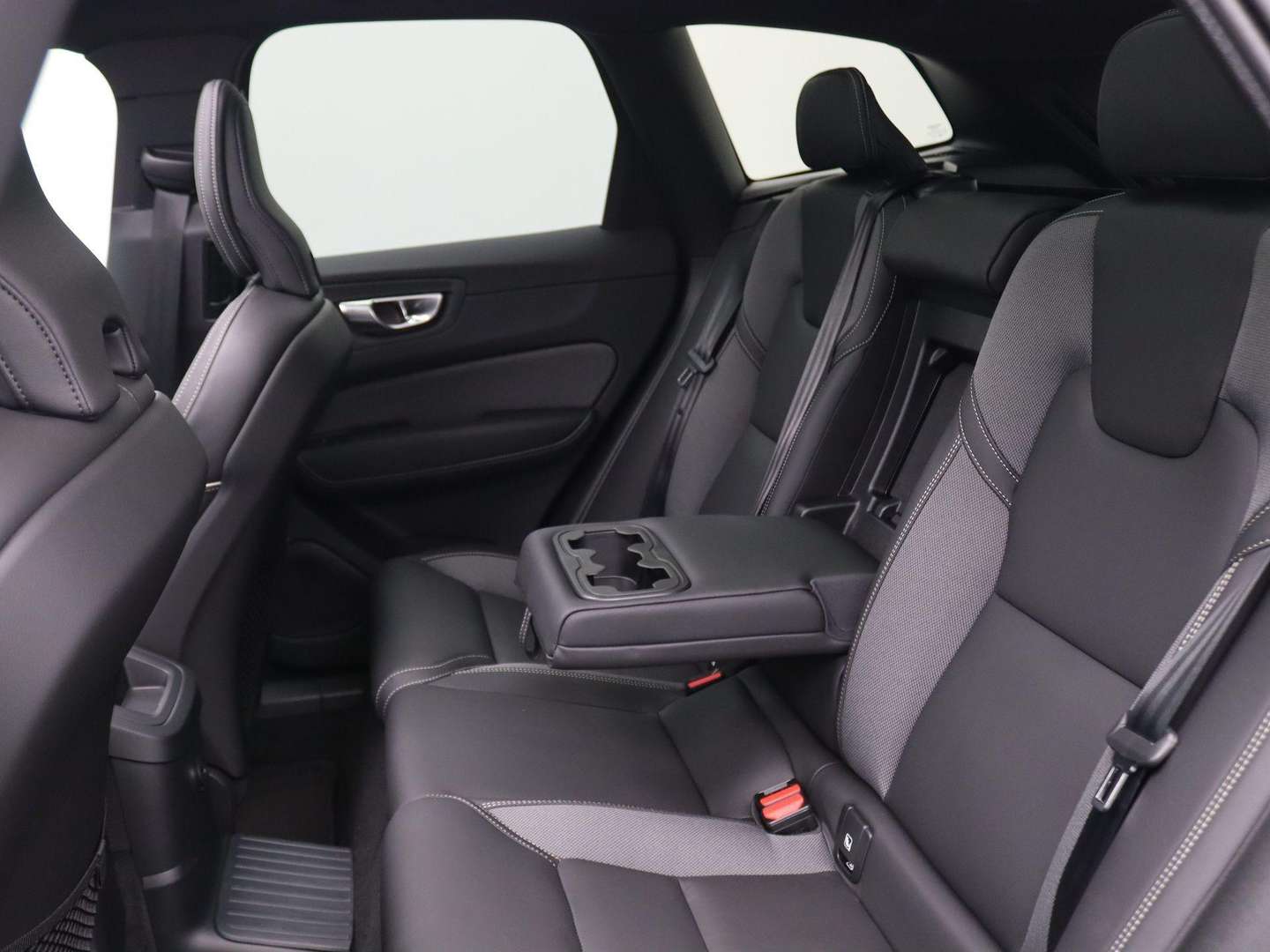 Volvo XC60 T6 Plug-in Hybrid AWD Plus Black Edition - 2025 - Joinsteer - #6