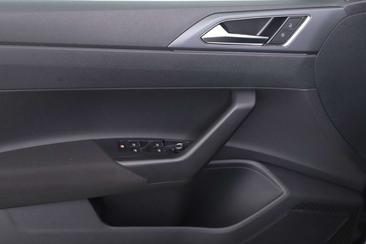 Volkswagen Taigo R-Line — photo 12