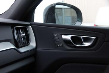 Volvo XC60 T6 Recharge R-Design — photo 24