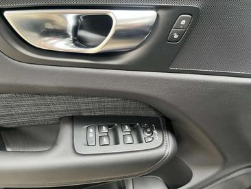 Volvo XC60 T6 Recharge Core — photo 11