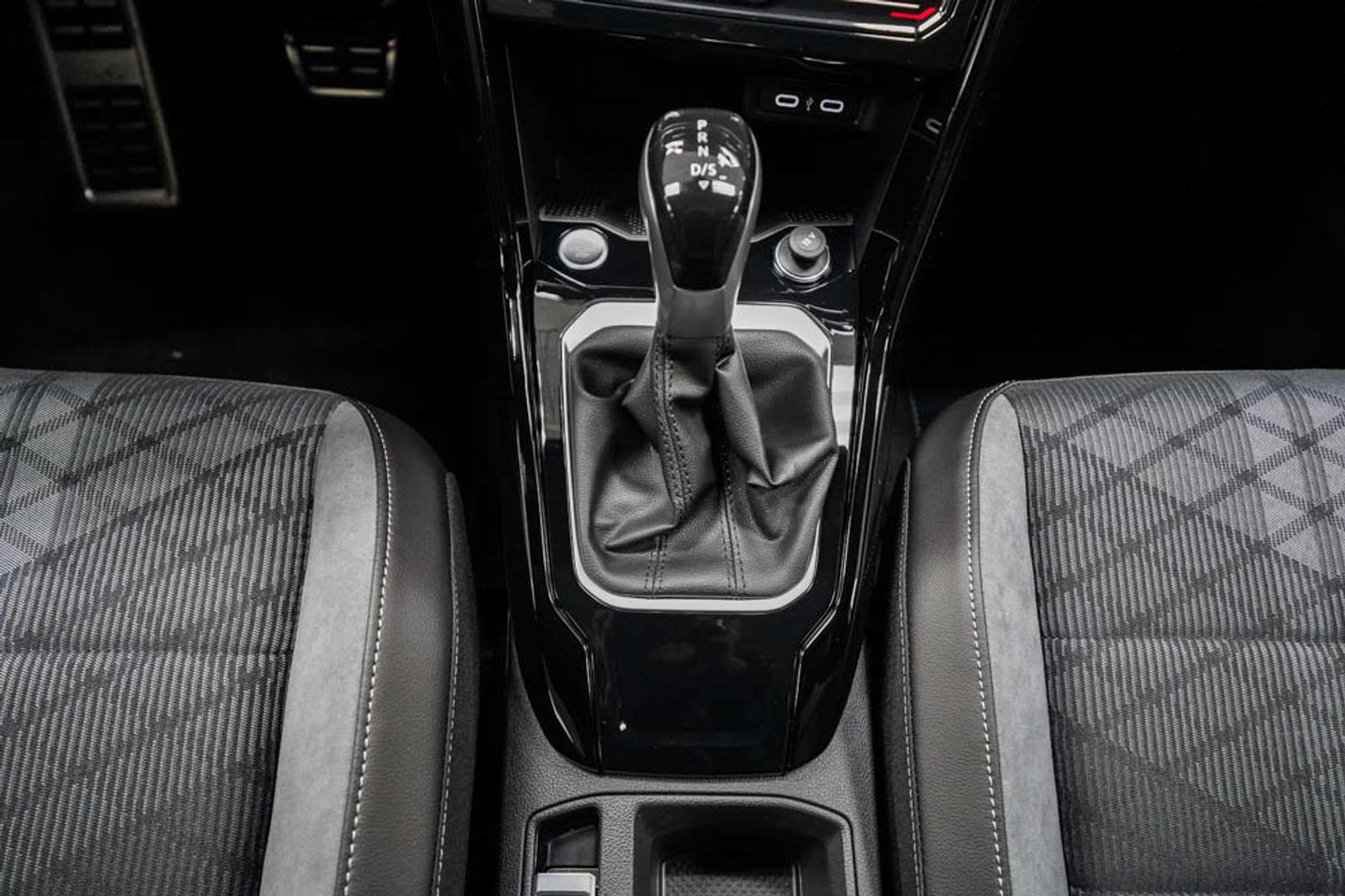 Volkswagen T-Roc R-Line - 2025 - Joinsteer - #10