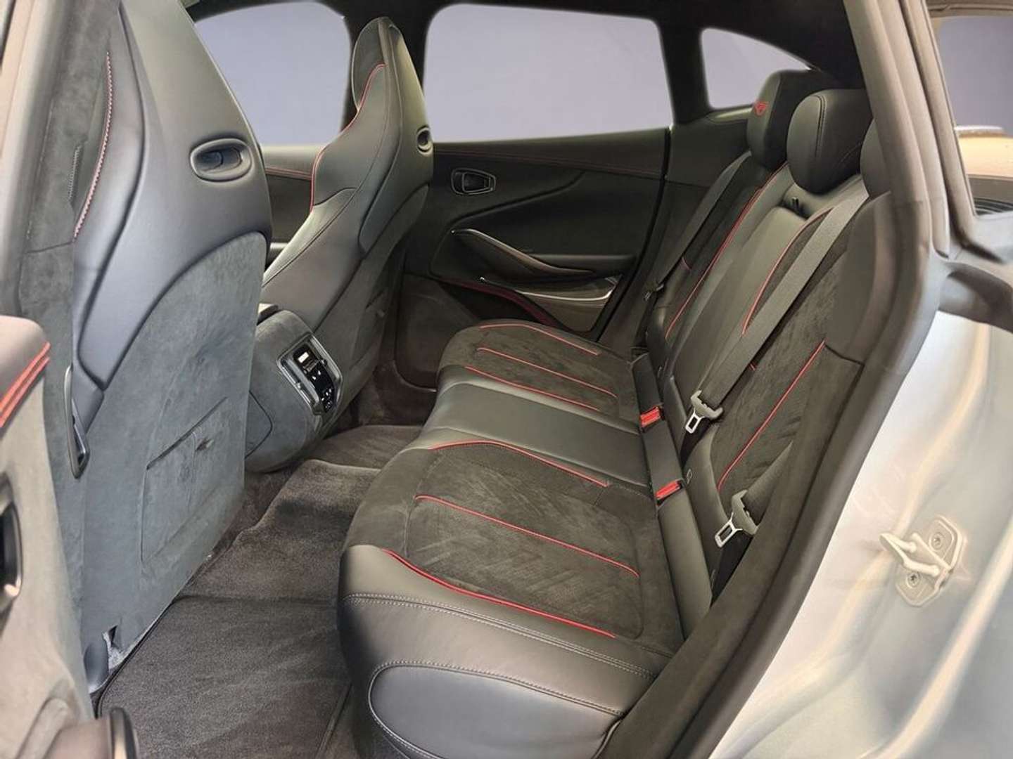 Aston Martin DBX S - 2026 - Joinsteer - #11