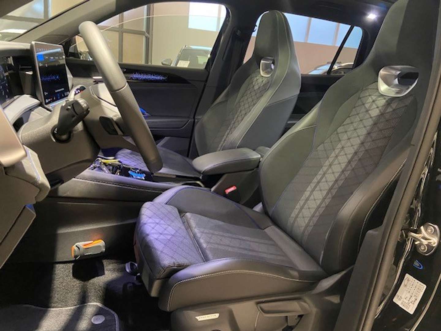 Volkswagen T-CROSS EHybrid R-Line Edition - 2025 - Joinsteer - #4