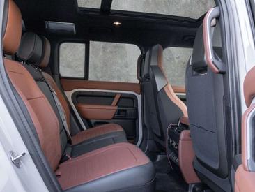 Land Rover Defender 110 P635 OCTA 467 KW — photo 4