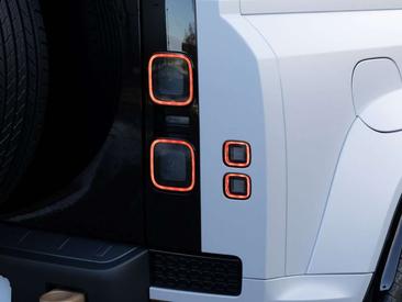 Land Rover Defender 110 P635 OCTA 467 KW — photo 17
