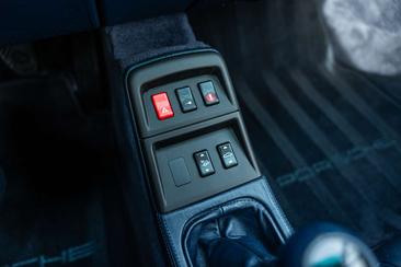 Porsche 993 Carrera 2 — photo 29